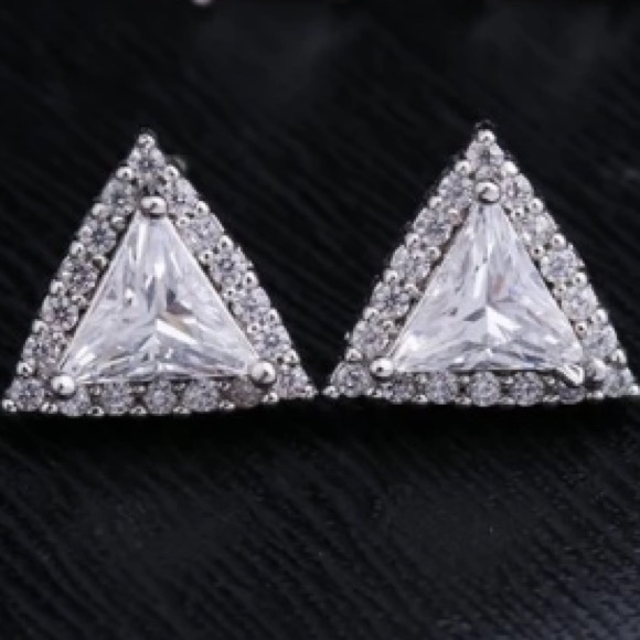 everrealli Jewelry - Silver Triangle Diamond Halo Stud Earrings